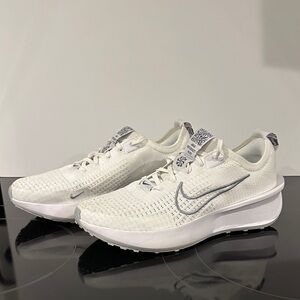 LIKE NEW Nike Interact Run Sneaker - Women's Size 9